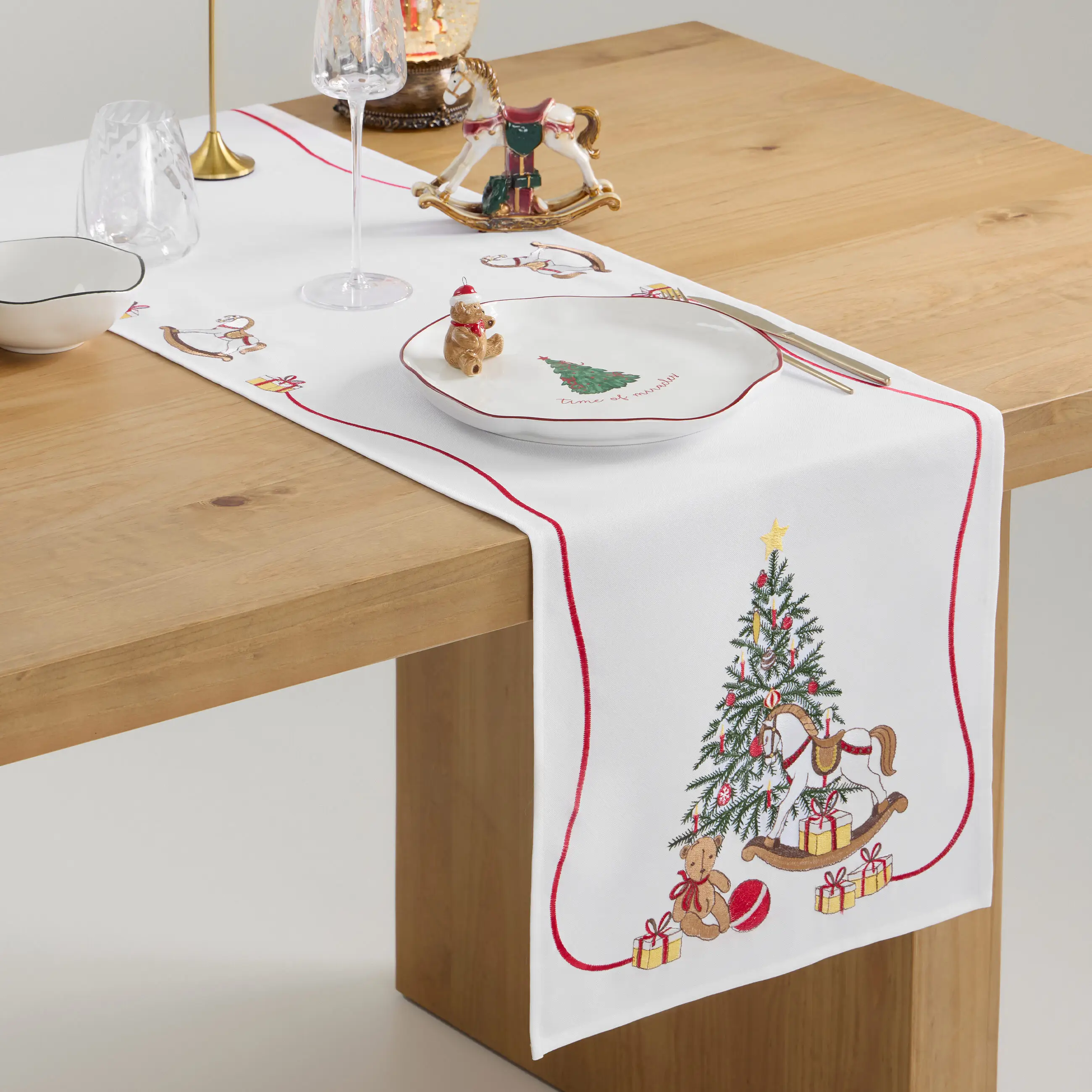 Дорожка настольная, 40х160 см, полиэстер, белая, Елка и лошадки, Holiday horse