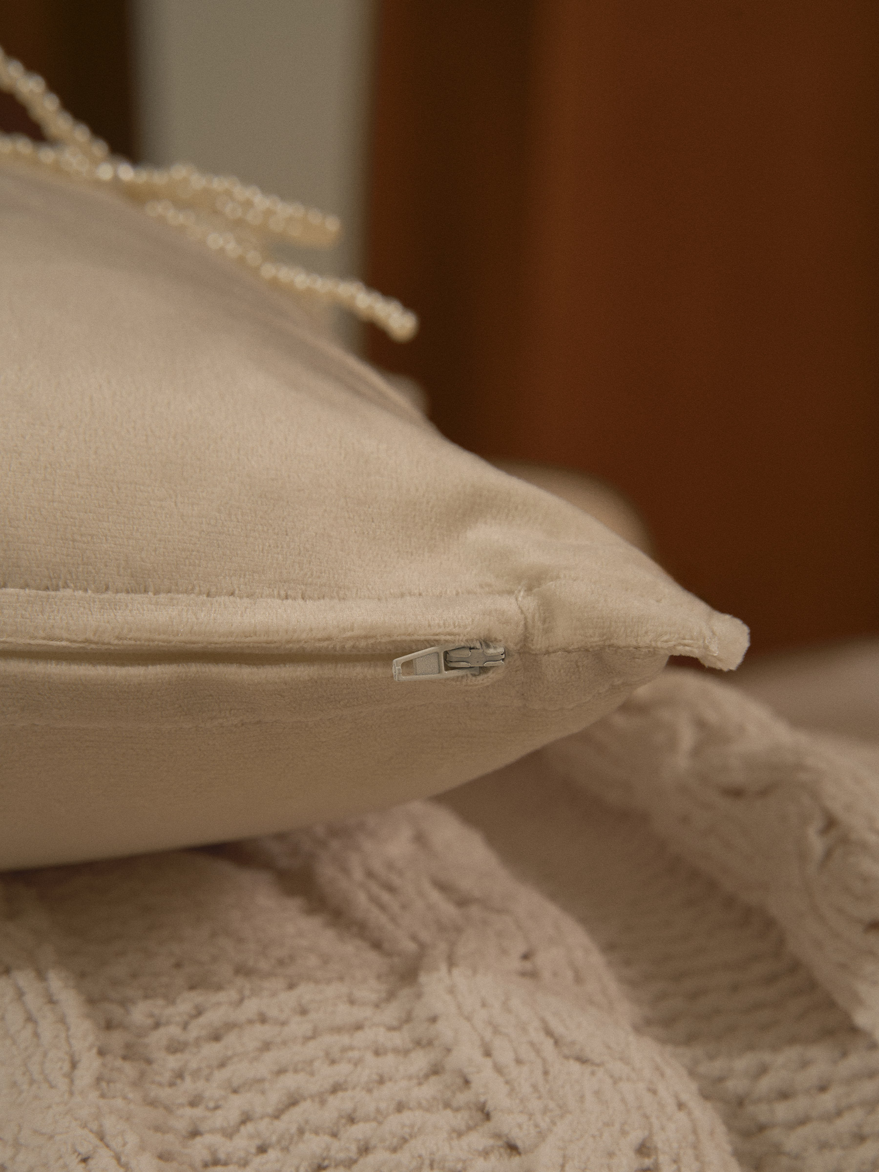 Подушка декоративная, 45х45 см, вельвет/бисер, молочная, Банты, Pearl bow, image-6