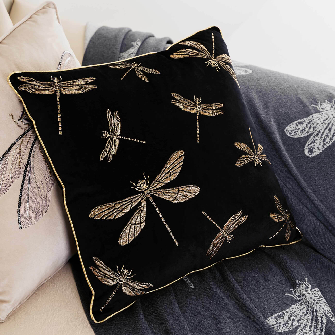

Подушка декоративная, 45х45, вельвет, с кантом, черная, Стрекозы, Dragonfly
