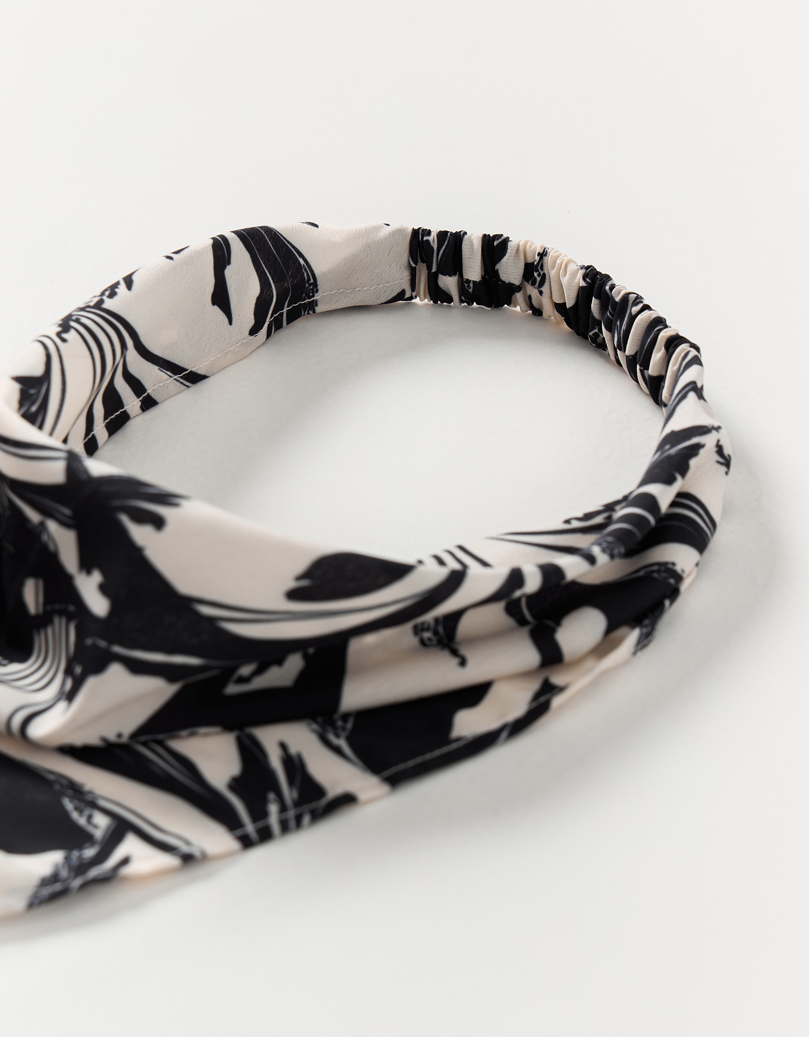 Бандана, 30 см, на резинке, полиэстер, молочная, Цветы, Kerchief