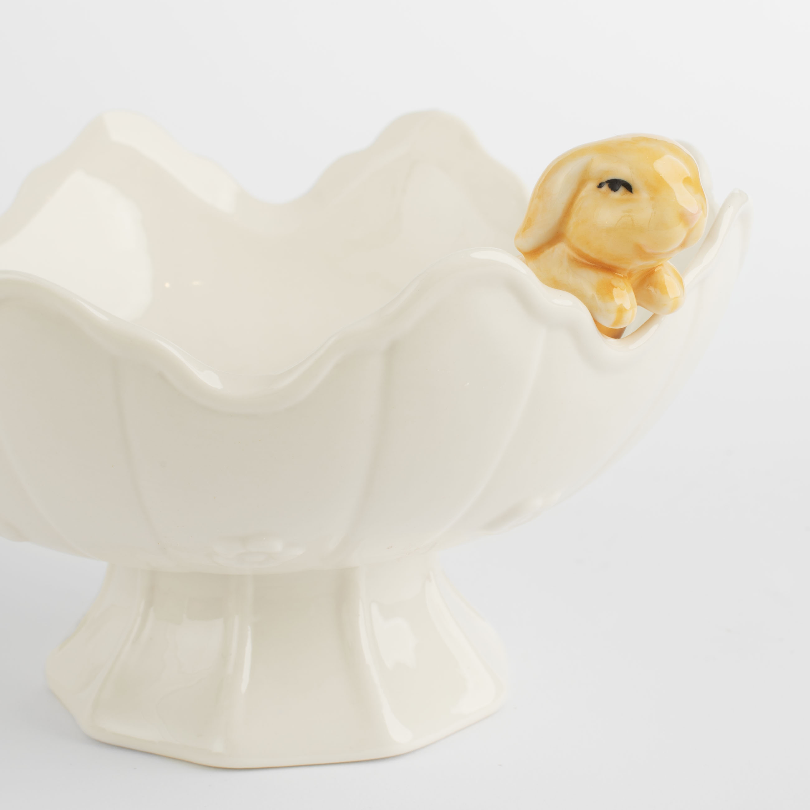 Конфетница на ножке, 17х11 см, фарфор Porcelain, бело-бежевая, Крольчонок в вазе, Natural Easter изображение № 3