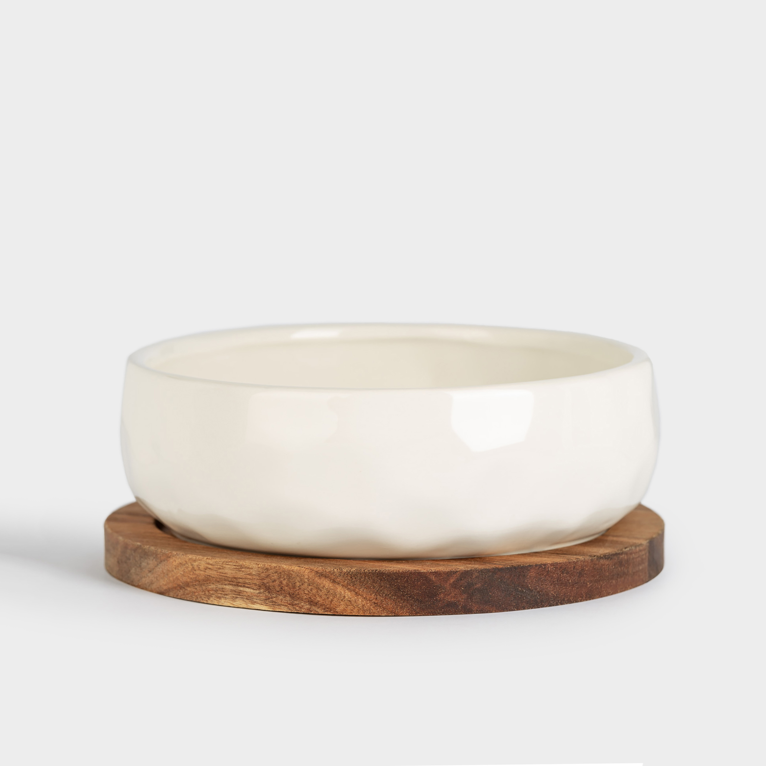 Салатник 18х6 см 890 мл на подставке керамика Dдерево молочный Мятый эффект Crumple kitchen 1790₽