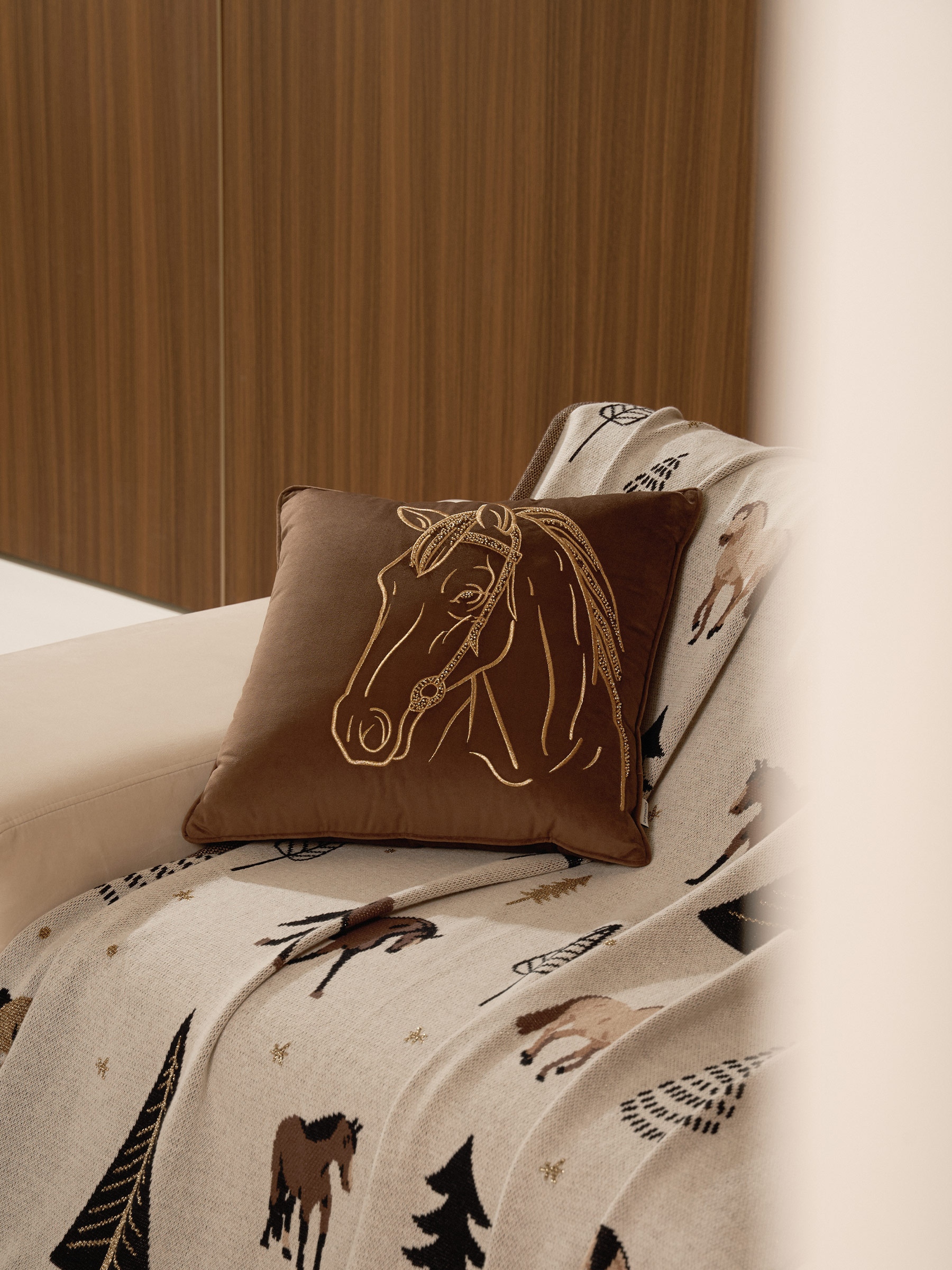 Подушка декоративная, 45х45 см, вельвет/бисер, коричневая, Лошадь, Horse, image-2