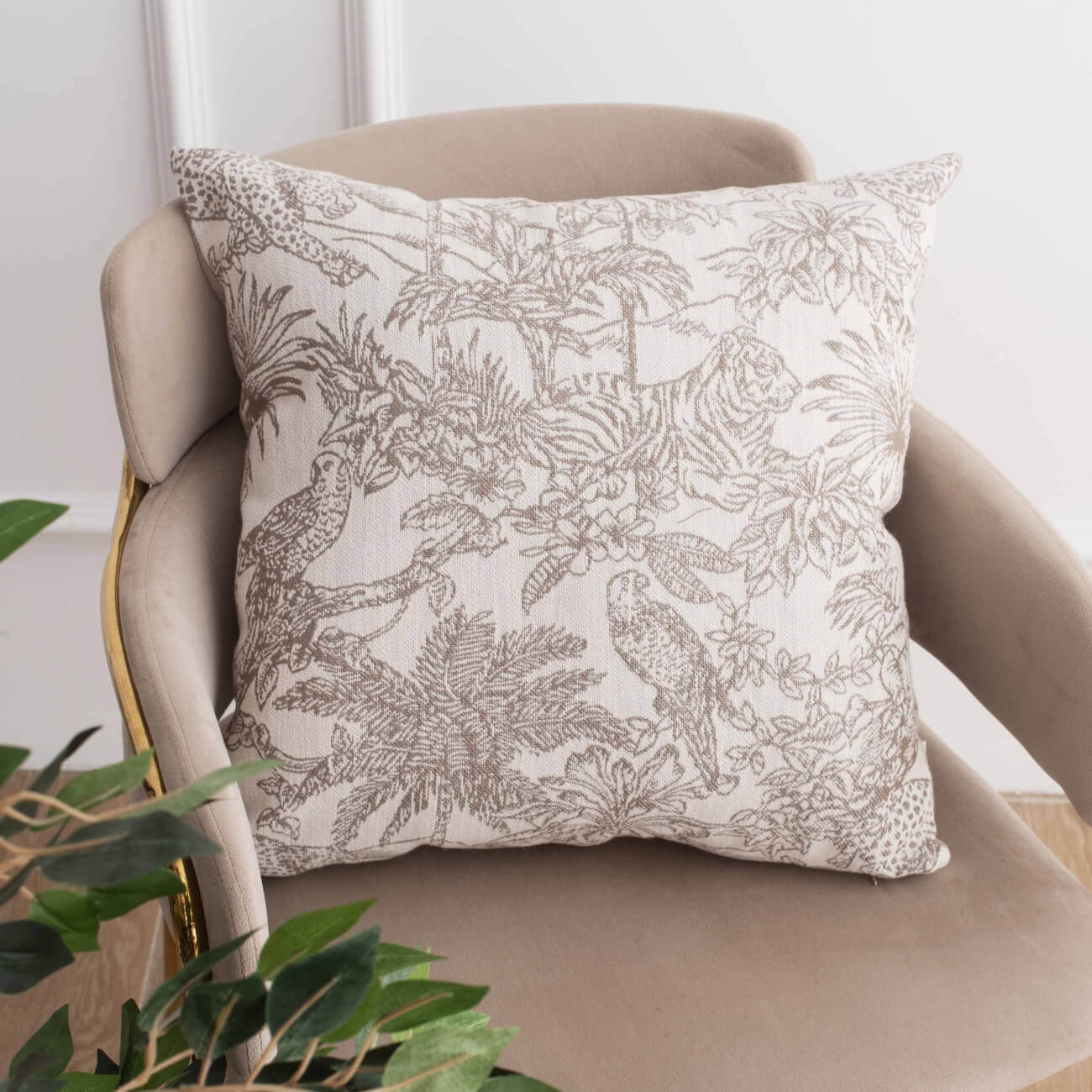 

Подушка декоративная, 45х45 см, жаккард, песочная, Тропический лес, Tropical oasis