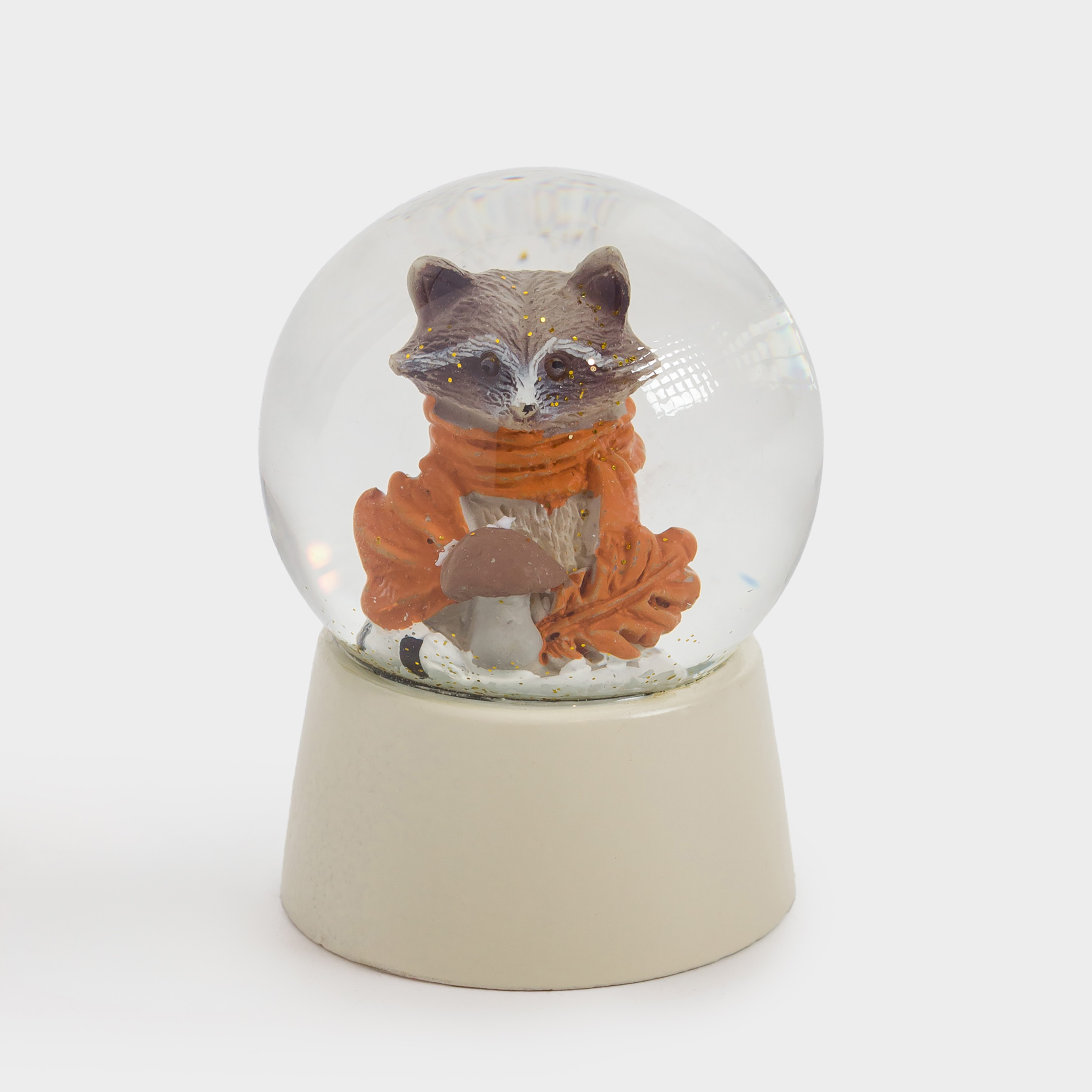 Снежный шар 6 см стеклополирезин молочный Енот с грибом Forest animals 599₽