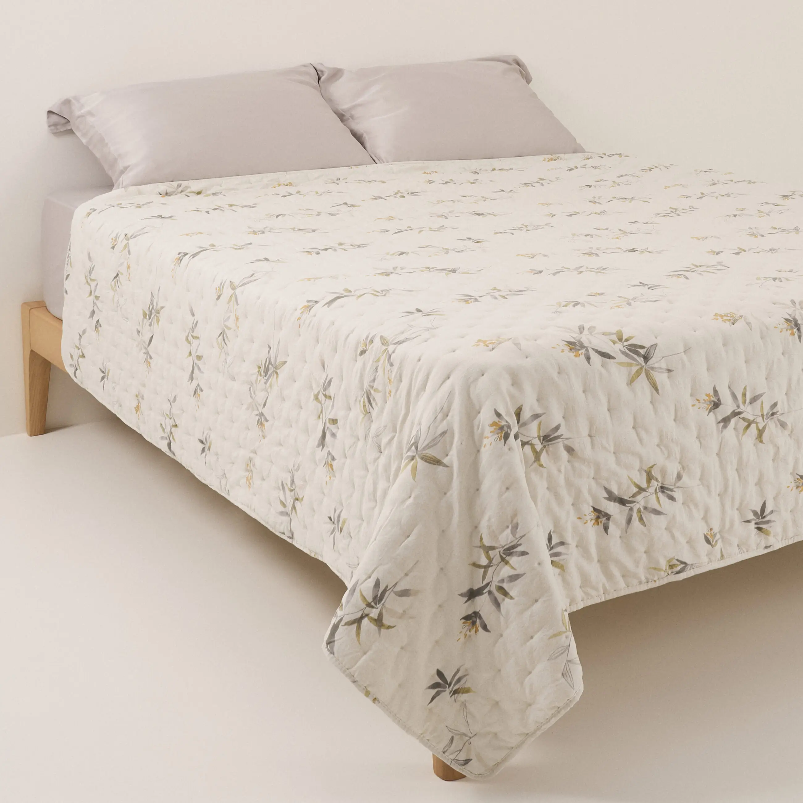 Покрывало, 220х240 см, стеганое, двустороннее, микрофибра, песочно-зеленое, Цветы, Stitch