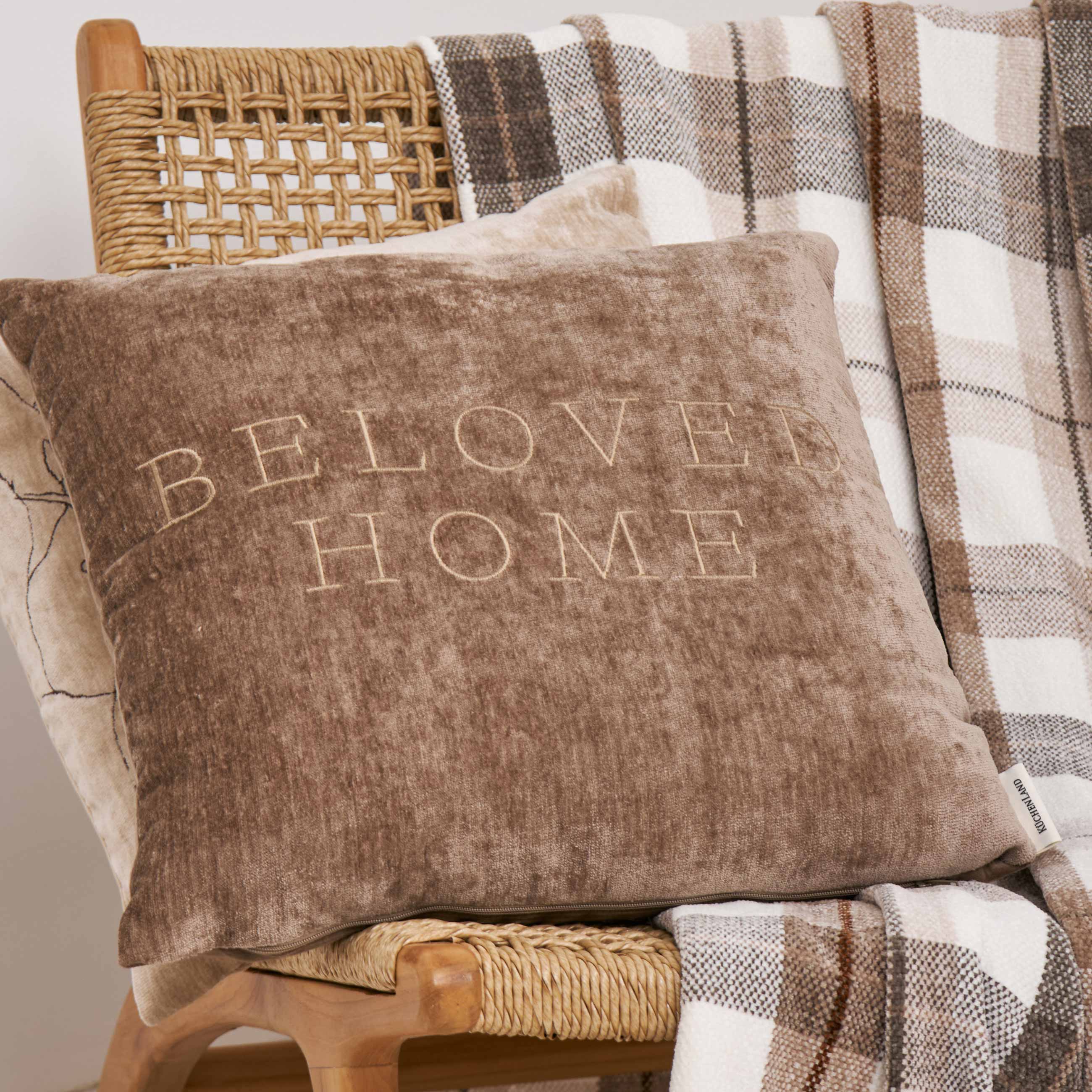 Подушка декоративная 45х45 см шениллвельвет коричневая Beloved home Chenill 2290₽