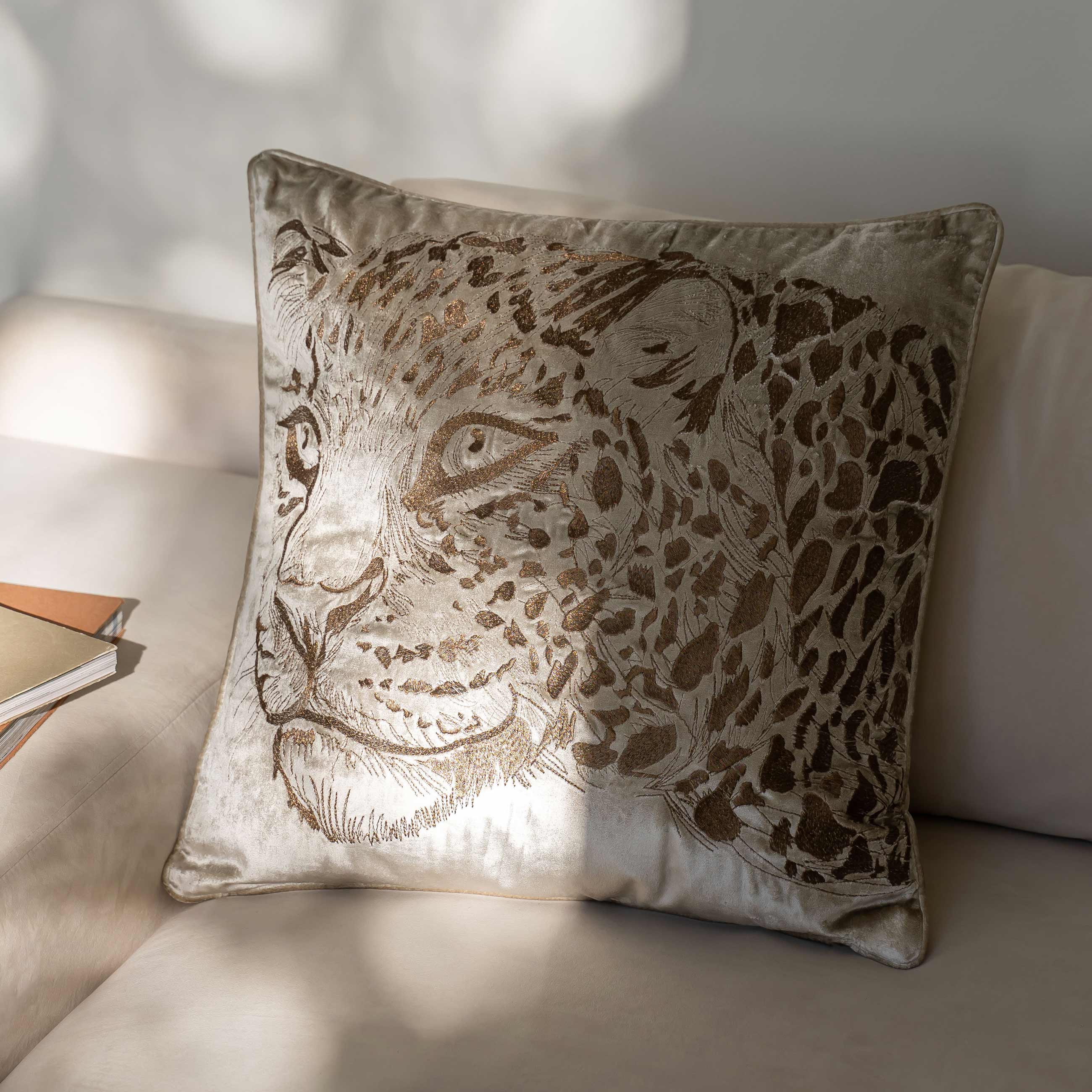 Подушка декоративная, 50х50 см, вельвет, бежевая, Ягуар, Panther, image-0