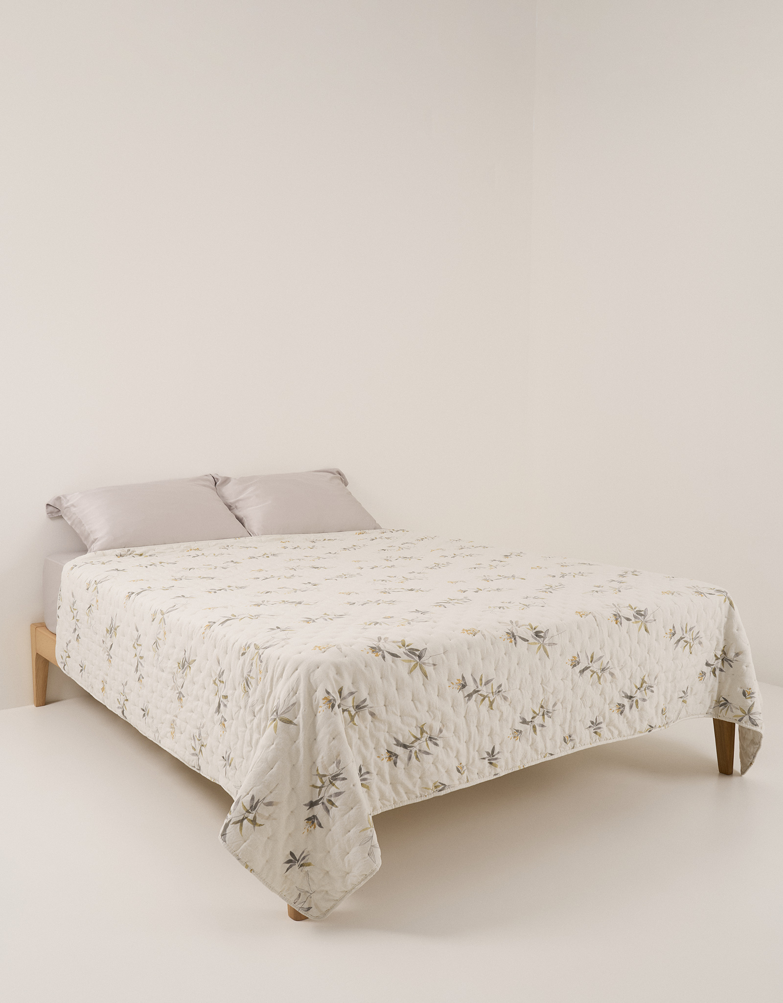 Покрывало, 220х240 см, стеганое, двустороннее, микрофибра, песочно-зеленое, Цветы, Stitch, image-1