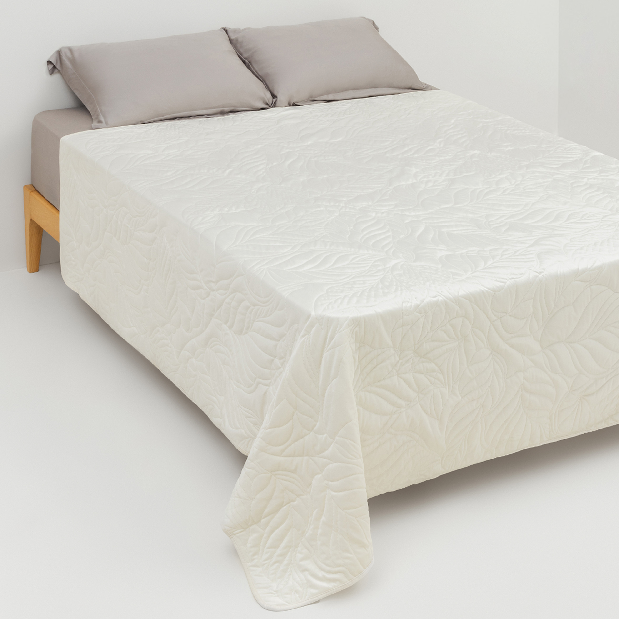 Покрывало 220х240 см стеганое вельветмикрофибра молочное Листья Stitch velvet 5990₽