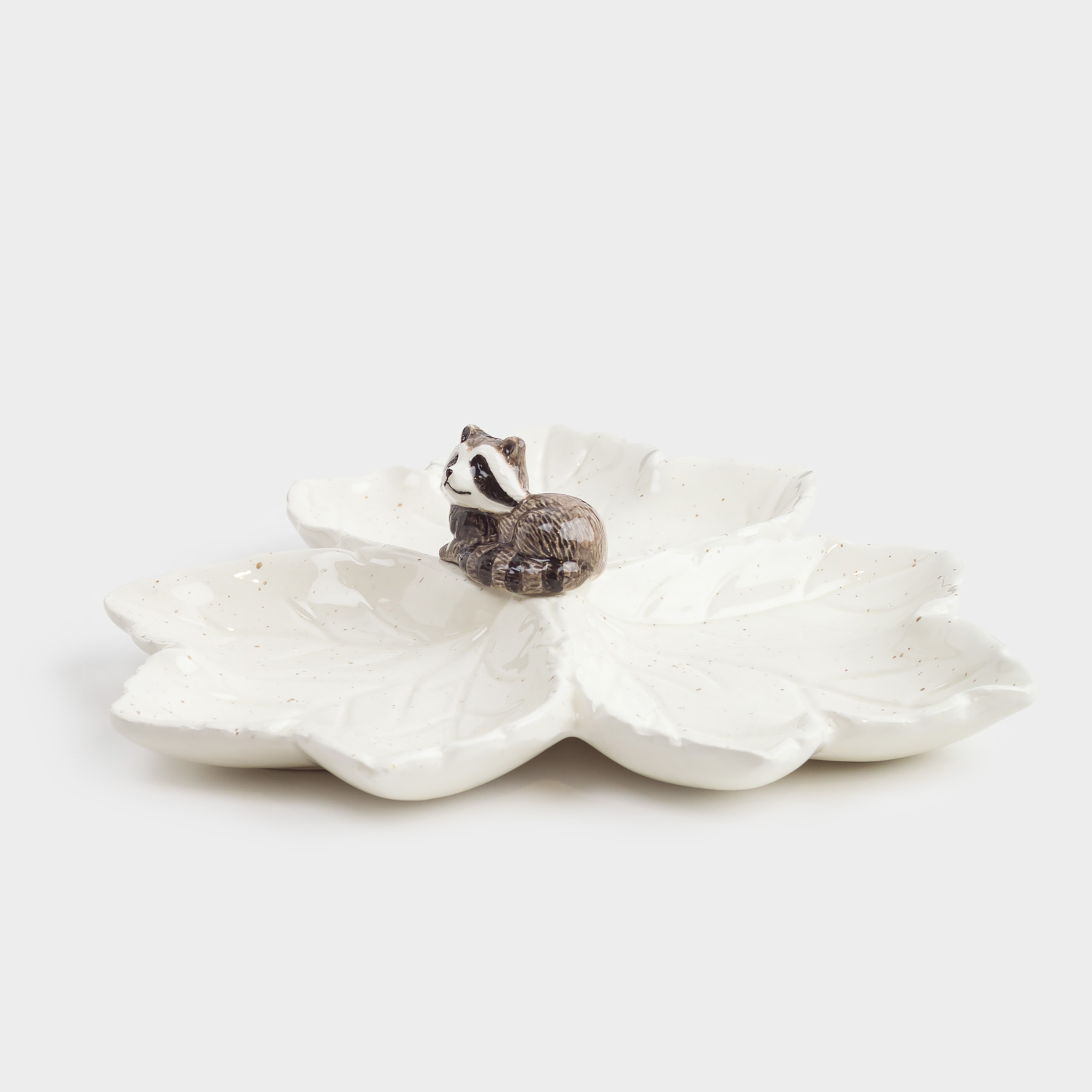 Менажница с декором 21 см 3 отд керамика молочная в крапинку Енот на листьях Slight frost 1990₽