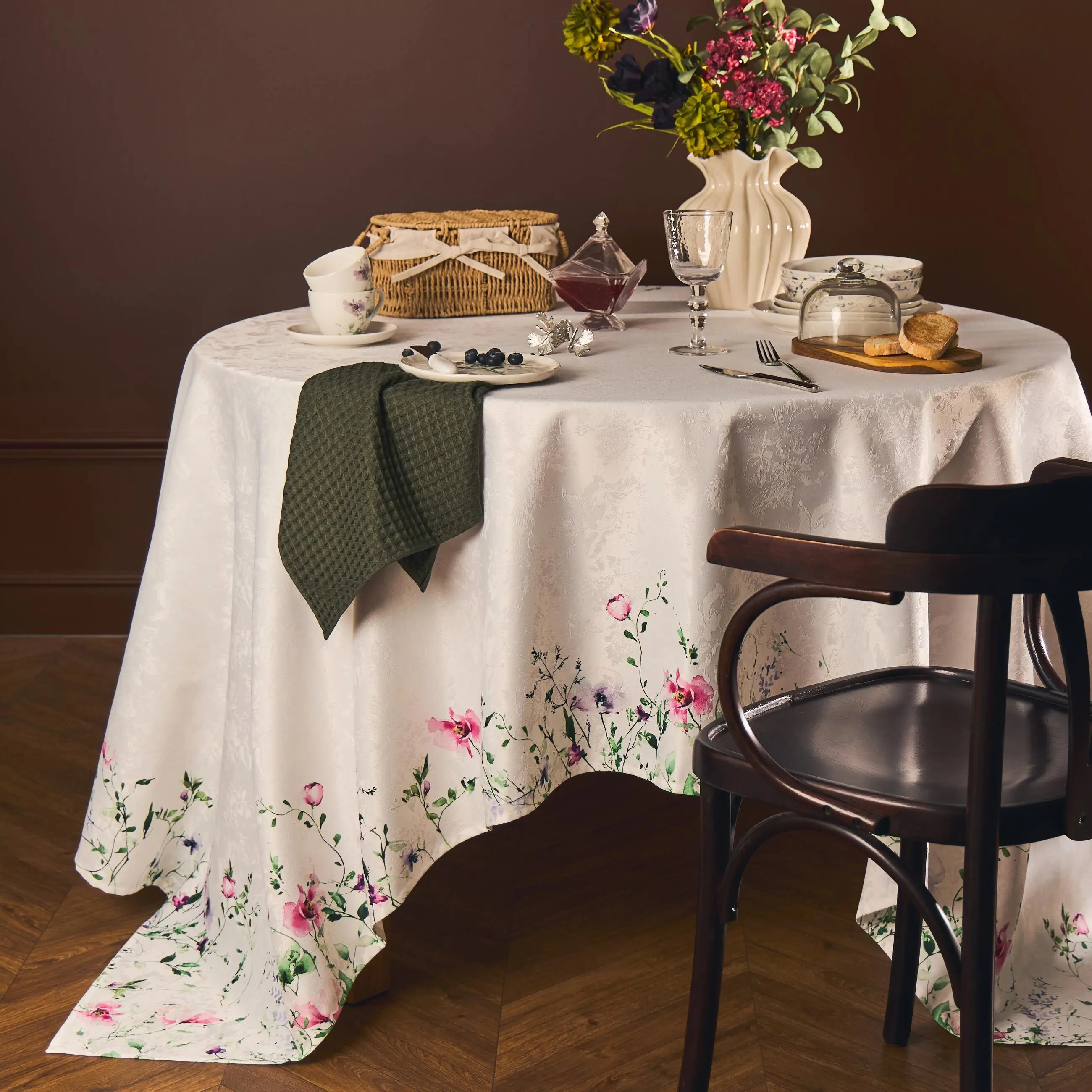 Скатерть, 170х250 см, жаккард, полиэстер, белая, Весенние цветы, Petal serenity