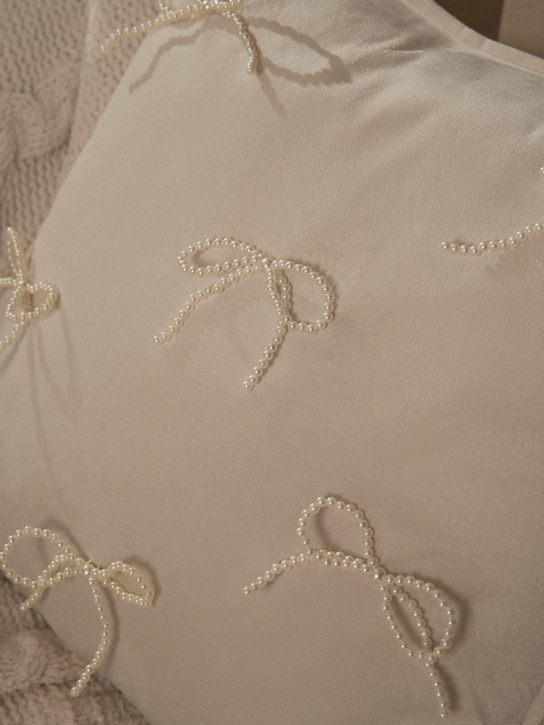 Подушка декоративная, 45х45 см, вельвет/бисер, молочная, Банты, Pearl bow, image-3