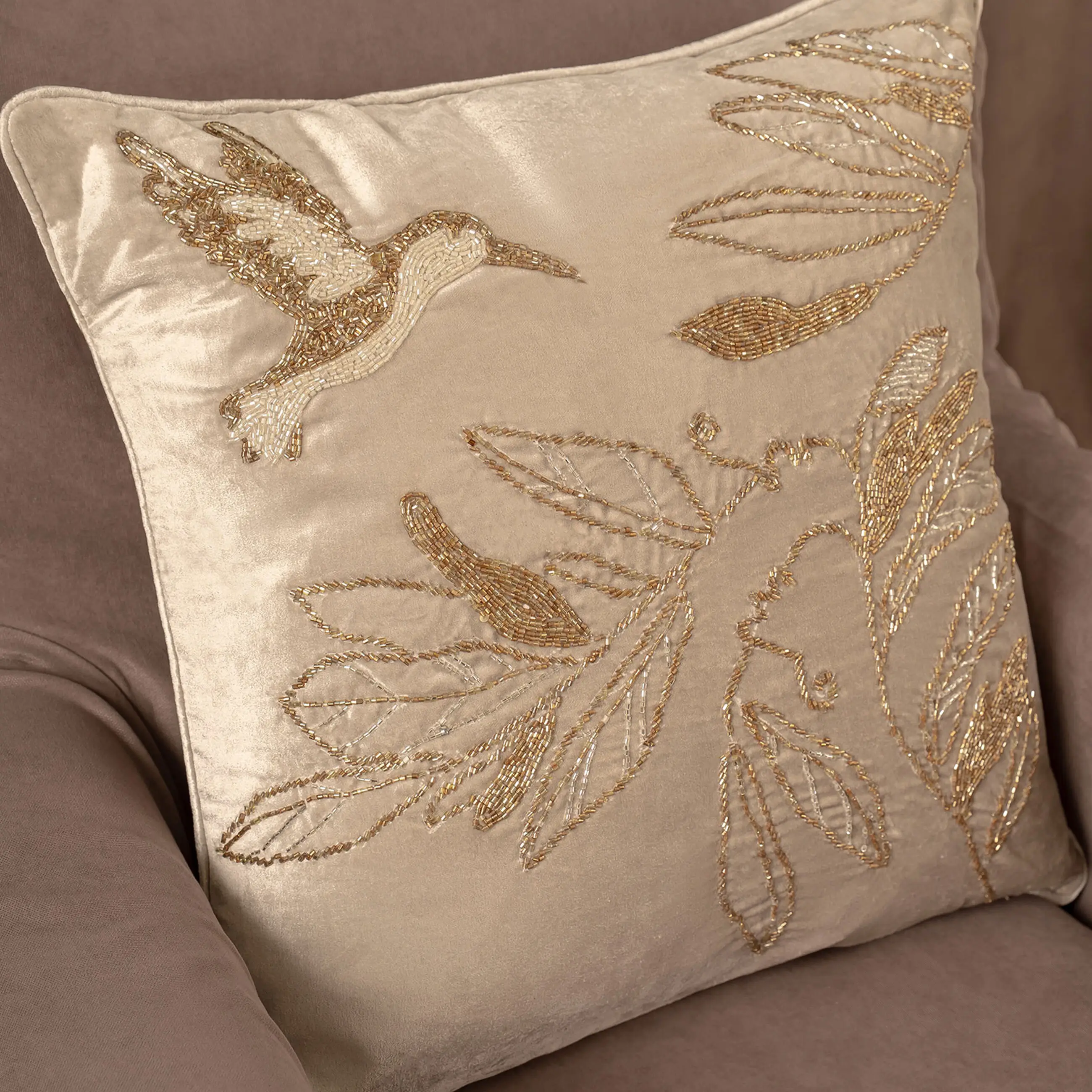 Подушка декоративная, 50х50 см, вельвет/бисер, песочная, Колибри, Paradise birds