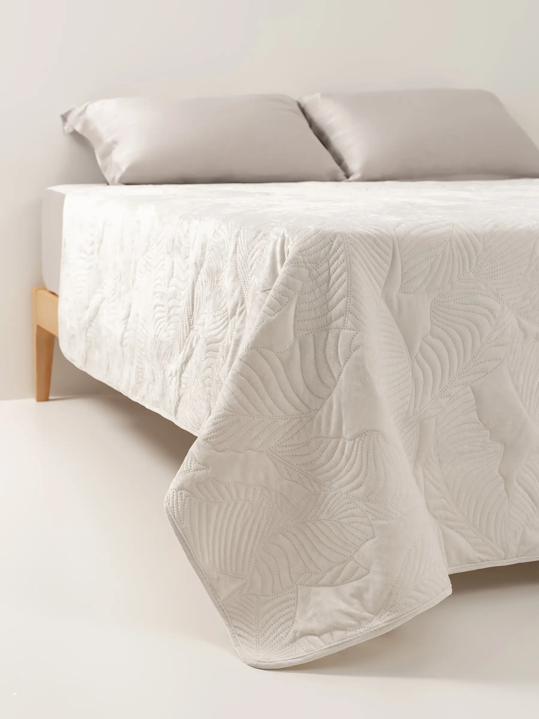Покрывало, 220х240 см, стеганое, вельвет/микрофибра, молочное, Листья, Stitch velvet