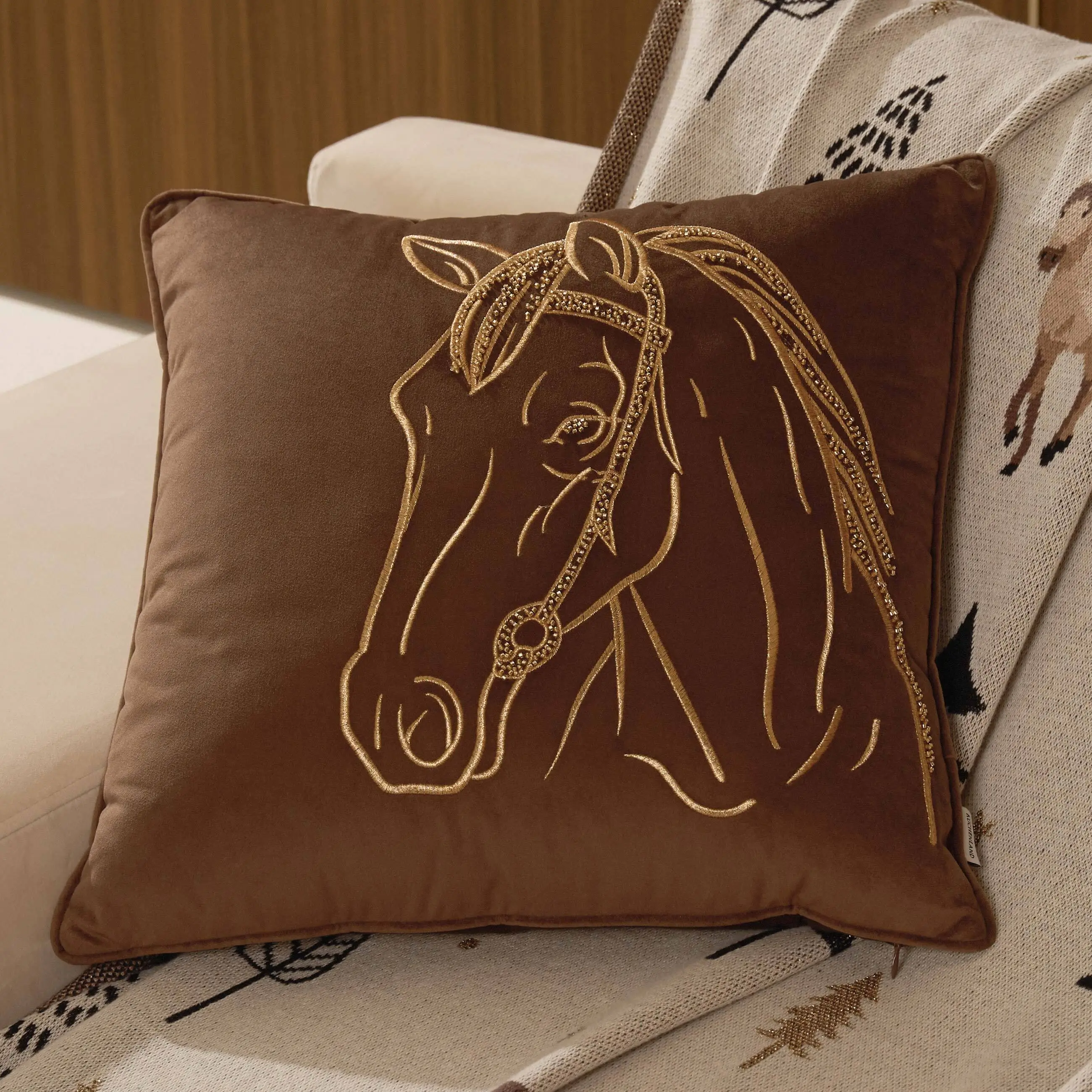 Подушка декоративная, 45х45 см, вельвет/бисер, коричневая, Лошадь, Horse