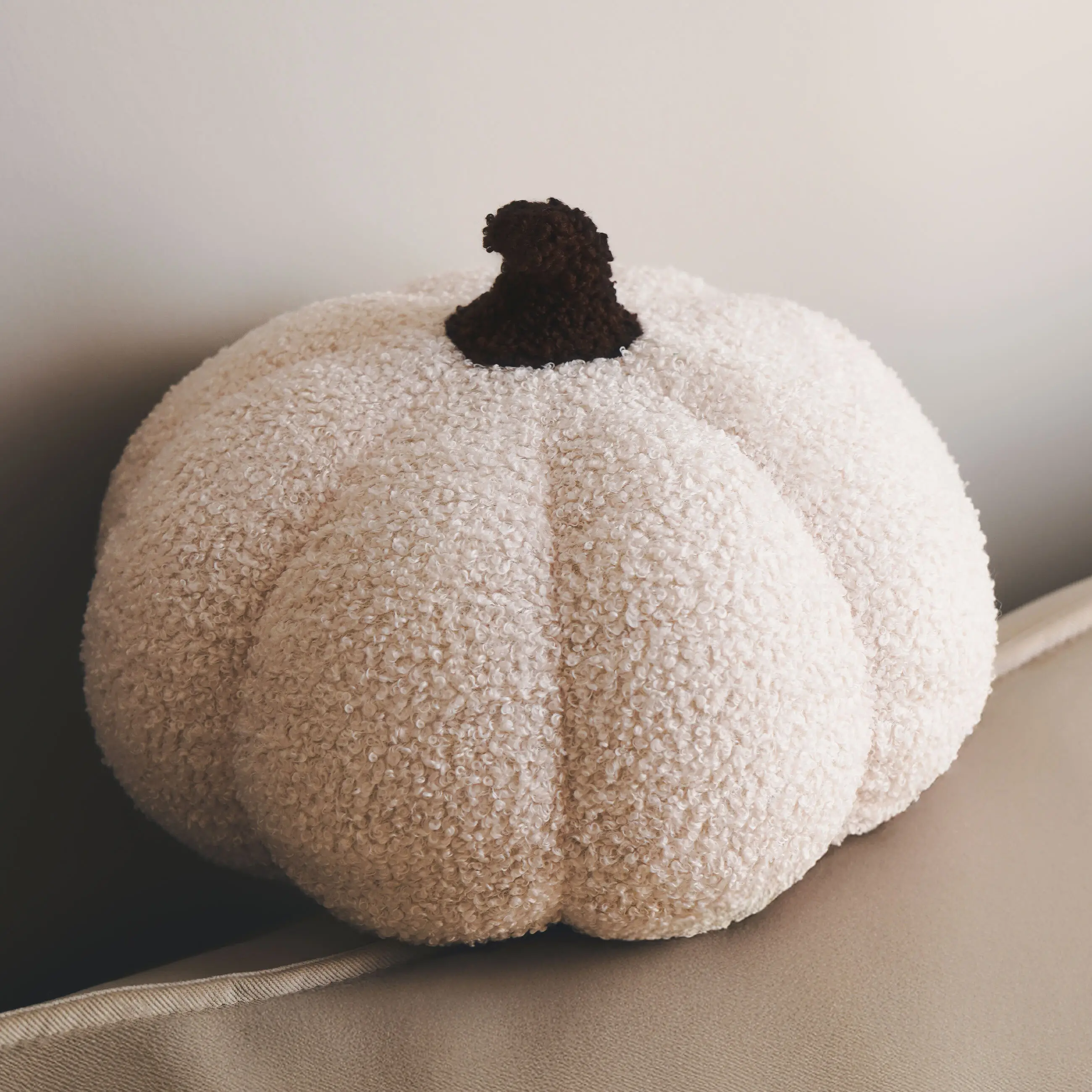 Подушка декоративная, 31х15 см, букле, молочная, Тыква, Boucle figure