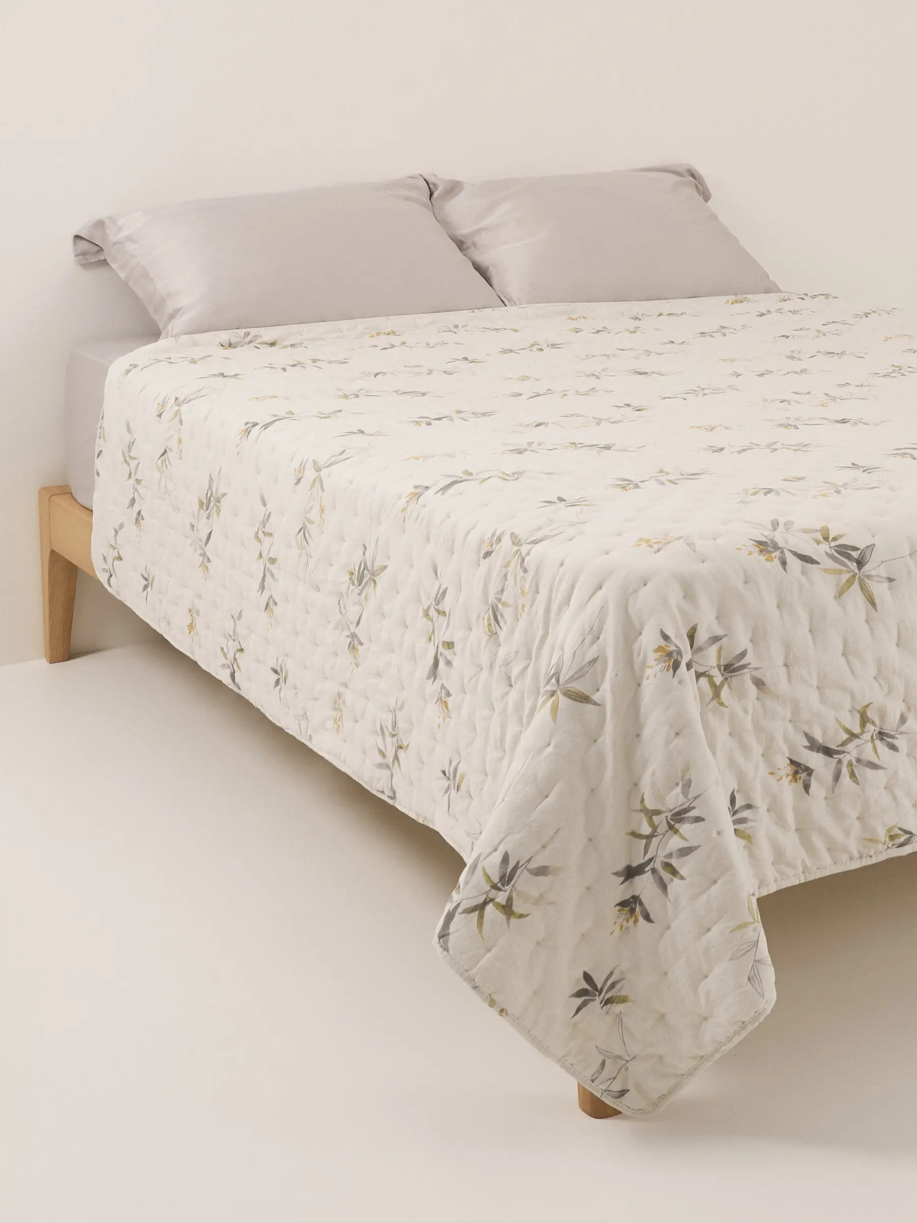 Покрывало, 220х240 см, стеганое, двустороннее, микрофибра, песочно-зеленое, Цветы, Stitch, image-0