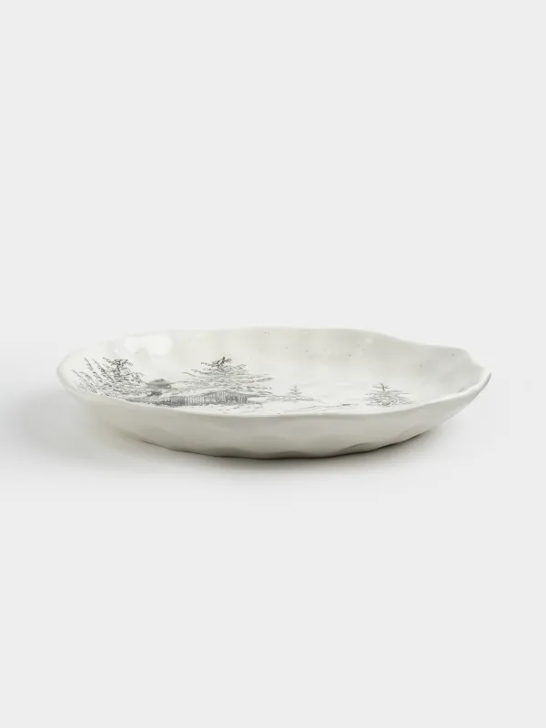 Тарелка обеденная, 28 см, керамика, белая, Олень у дома в лесу, Crumple print, image-2