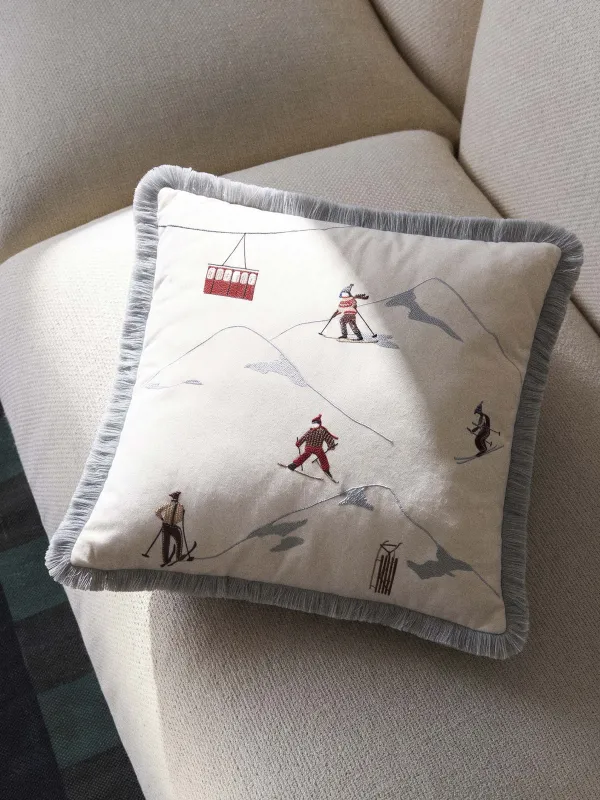 Подушка декоративная, 45х45 см, с бахромой, Лыжники, Skiers, image-2