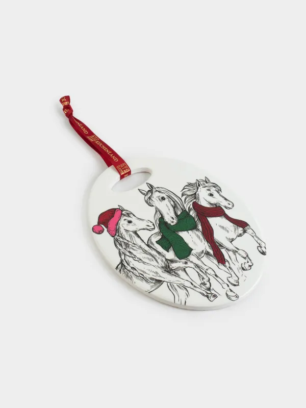 Подставка под горячее, 15x20 см, керамика/пробка, овальная, белая, Лошади в шарфах, Horse trio, image-1