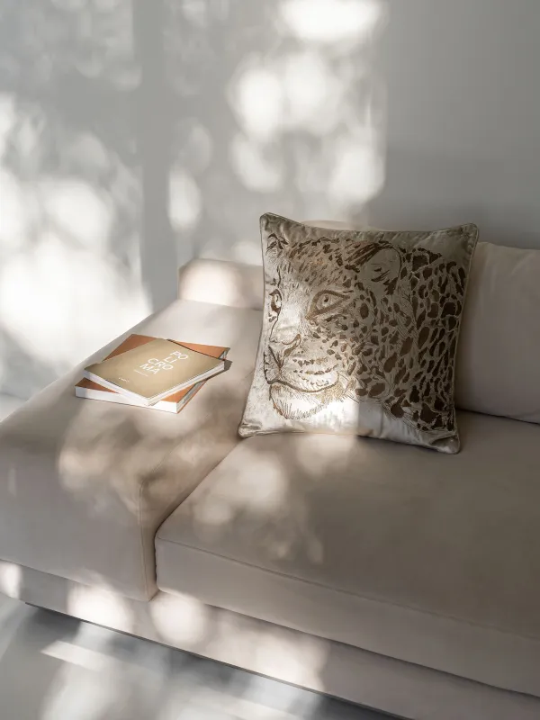 Подушка декоративная, 50х50 см, вельвет, бежевая, Ягуар, Panther, image-2