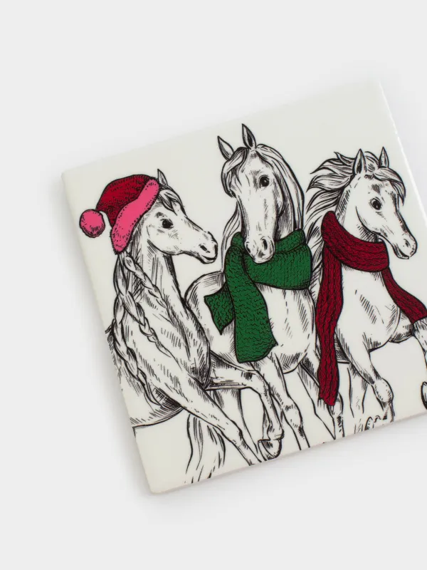 Подставка под кружку, 11х11 см, квадратная, керамика/пробка, Лошади в шарфах, Horse trio, image-3