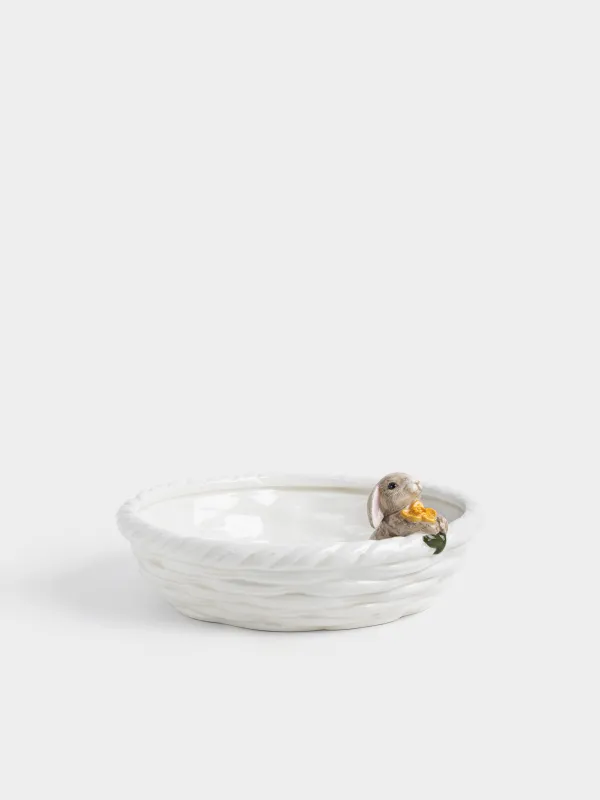 Блюдо глубокое, 26х7 см, керамика D, молочно-бежевое, Кролик с цветком в корзине, Rabbit in narcis, image-1
