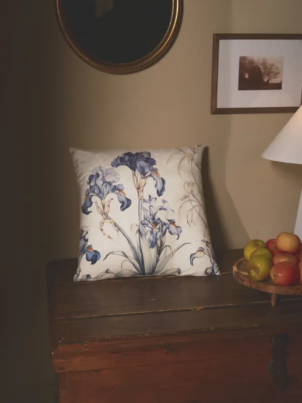 Подушка декоративная, 45х45 см, вельвет, молочная, Ирисы, Iris garden, image-1