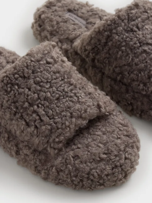 Тапочки открытые из кудрявого экомеха, Comfy plush, image-3