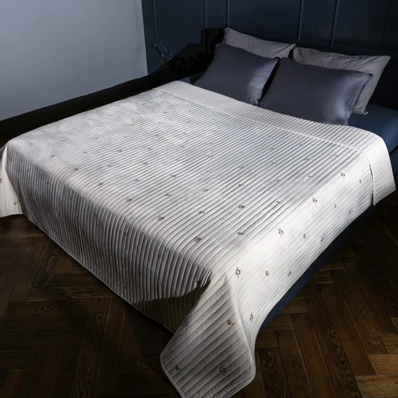 Покрывало, 220х240 см, стеганое, вельвет/микрофибра, молочное, Цветы, Stitch velvet