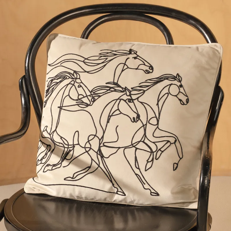 Подушка декоративная, 45х45 см, вельвет, молочно-черная, Лошади, Velvet