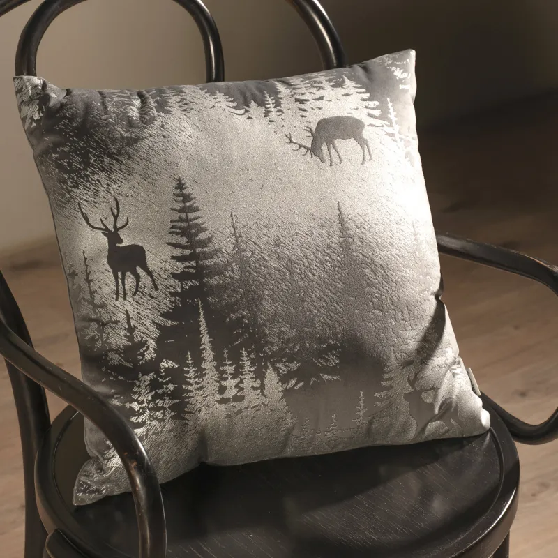 Подушка декоративная, 45х45 см, вельвет, серебристо-серая, Олени в лесу, Winter deer