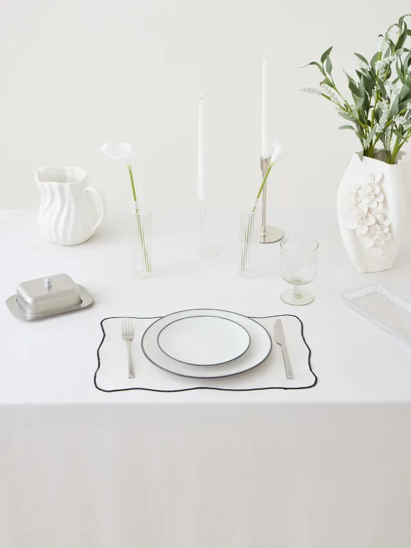 Салфетка под приборы, 30х45 см, бархат, фигурная, молочная, Черный кант, Velvet framed, image-1