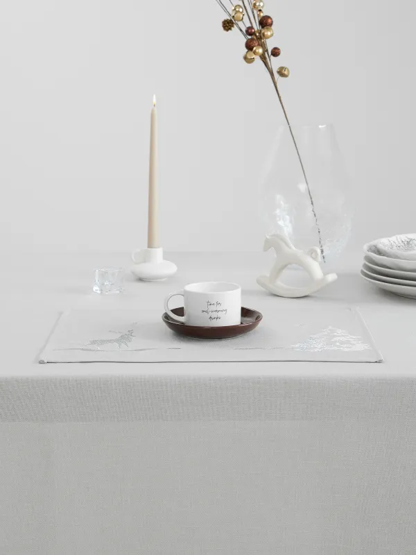 Салфетка под приборы, 30х45 см, полиэстер, прямоугольная, светло-серая, Олень и ели, Forest fawn, image-1