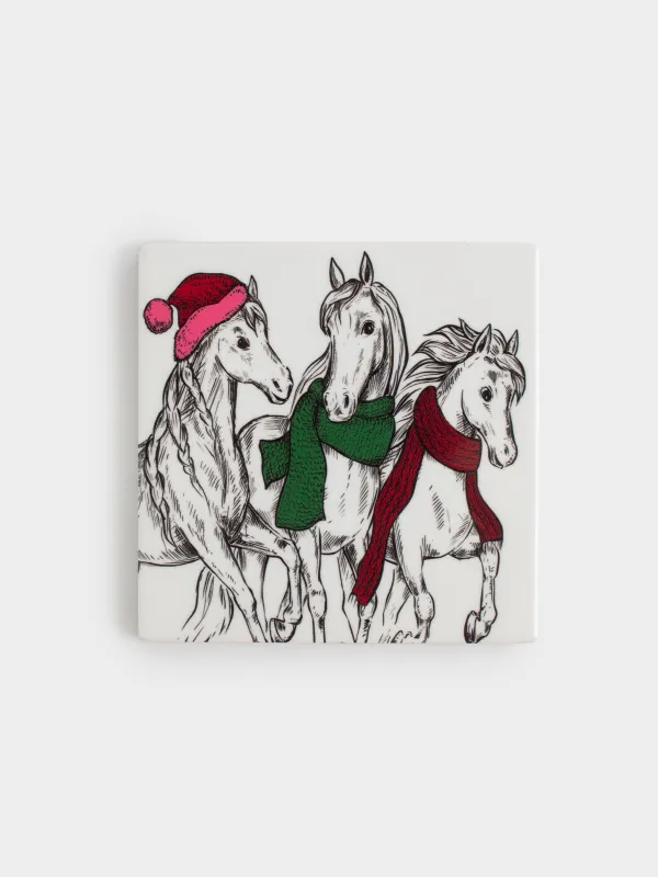 Подставка под кружку, 11х11 см, квадратная, керамика/пробка, Лошади в шарфах, Horse trio, image-0