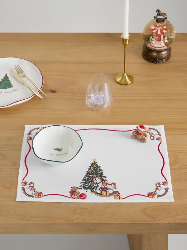 Салфетка под приборы, 30х45 см, полиэстер, прямоугольная, белая, Елка и лошадки, Holiday horse, image-1